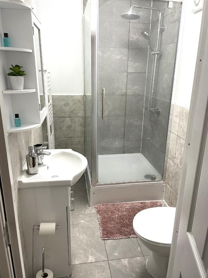 Supreme - 1 Bedroom Apart Sleeps 4 Short/Long Stay Gillingham  Exterior foto