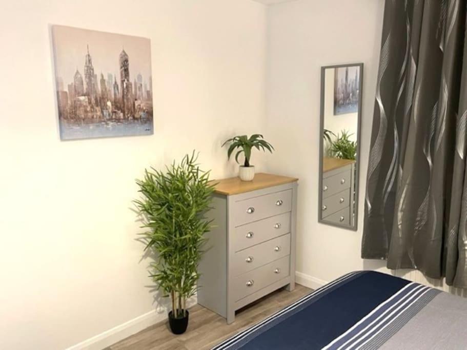 Supreme - 1 Bedroom Apart Sleeps 4 Short/Long Stay Gillingham  Exterior foto